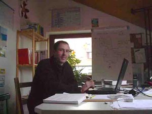 Praktikant Uwe Köhler im Büro