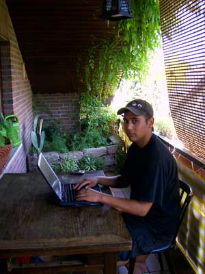 Praktikant Florian Herbel auf dem Balkon