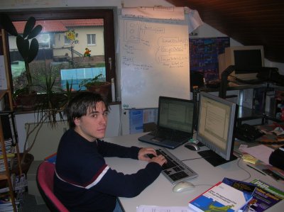 Praktikant Hannes Rang am Arbeitsplatz