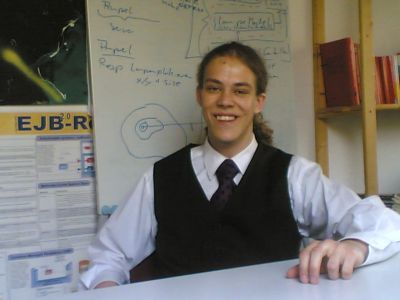 Praktikant Marcel Herr am Arbeitsplatz nach erfolgreicher Akquise