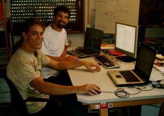 Praktikanten Marcel und Matthias am Arbeitsplatz