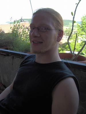Praktikant Marco Domay auf dem Balkon