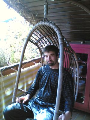 Praktikant Matthias Graffmann noch verschlafen auf dem Balkon